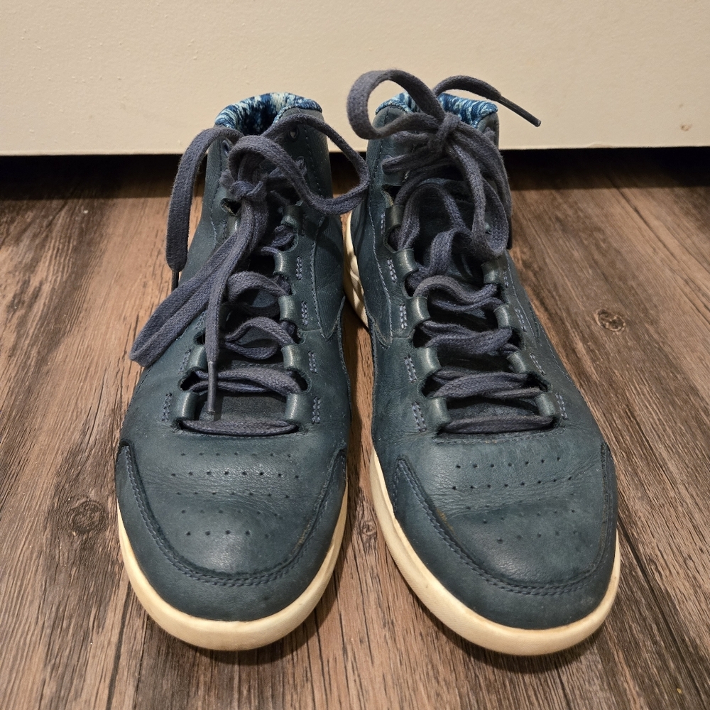Under‎ Armour Women's Charged Luxe Blue Leather Shoe - Size 7